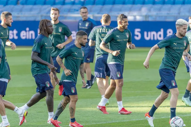 لاعبو إيطاليا يتطلعون لحصد لقب جديد بعد التتويج بكأس «يورو 2020» (إ.ب.أ)