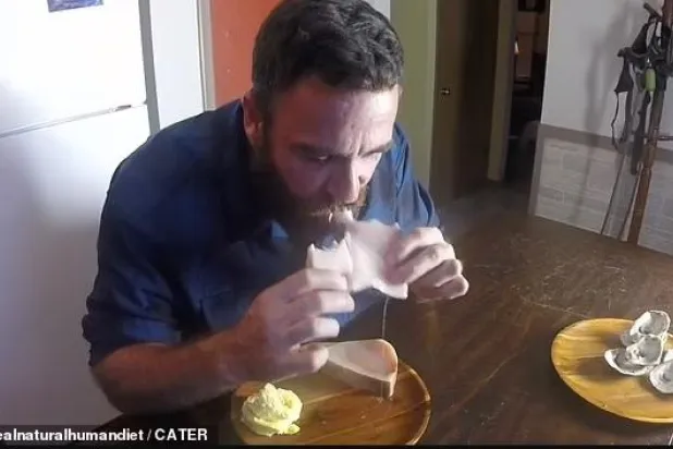 تتضمن الكبد والمخ والدجاج... أميركي يتبع حمية اللحوم النيئة منذ 3 سنوات