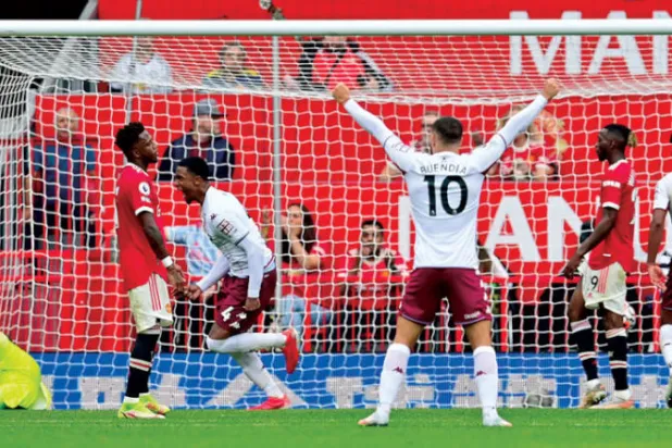 أفراح في فيلا وأحزان في يونايتد بعد أن لحقت به أول خسارة في الدوري الإنجليزي هذا الموسم (أ.ف.ب)