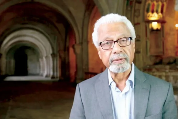 عبد الرزاق غورنا بعد فوزه بنوبل: اللاجئون لا يأتون فارغي الأيدي