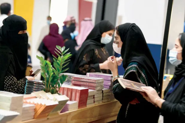 حضور نسائي واضح في معرض الكتاب (تصوير: بشير صالح)‬
