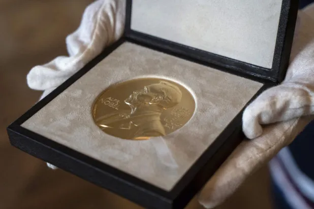 «الصحة العالمية» ونافالني وتونبيرج مرشحون لجائزة نوبل للسلام