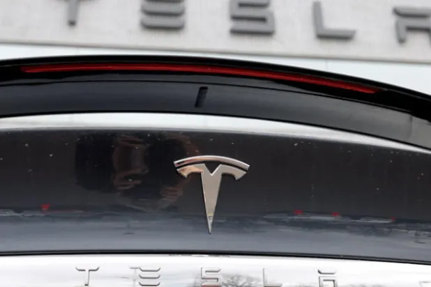 أزمة الرقائق ونقص السفن يهددان نمو تسلا