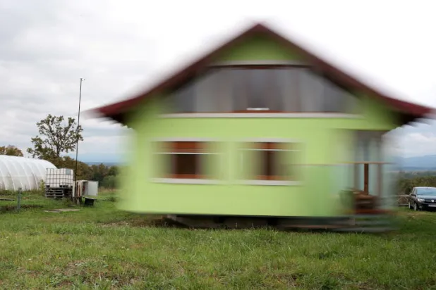 حتى لا تمل زوجته... رجل يبني بيتاً دواراً لـ«تجنب تكرار المناظر»