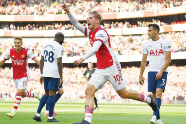 الهزيمة أمام آرسنال بثلاثية أثارت شكوكاً حول قدرة نونو على قيادة توتنهام للأمام (رويترز)