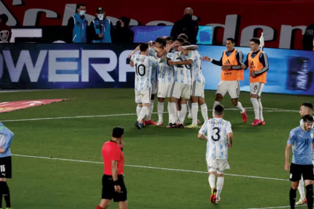 الأرجنتين تهزم أوروغواي بثلاثية وتقترب من حسم تأهلها إلى قطر