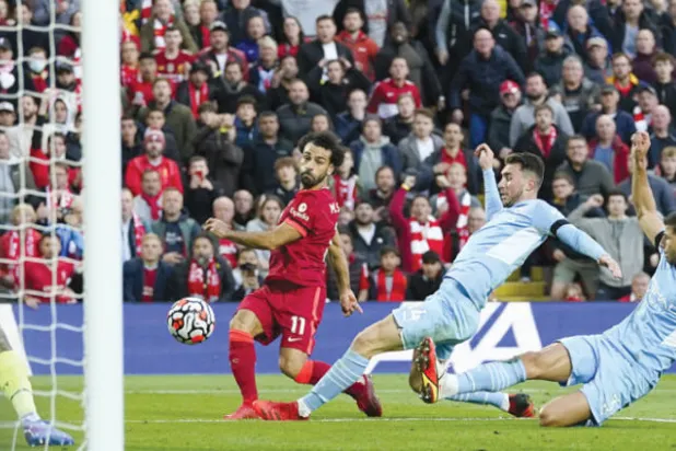 صلاح تلاعب بدفاع سيتي وهز شباكه وأنقذ فريقه من الهزيمة (إ.ب.أ)