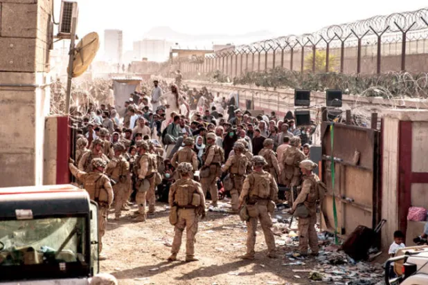 عناصر من المارينز الأميركيين عند مدخل مطار كابل لتنظيم خروج الأفغان (إ.ب.أ)