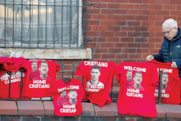 التهافت على شراء قميص رونالدو كان أحد مصادر الربح لعائلة غليزر (رويترز)