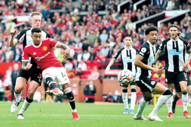 نيوكاسل خسر 4 مباريات في 7 مواجهات بينها الهزيمة أمام مانشستر يونايتد (إ.ب.أ)