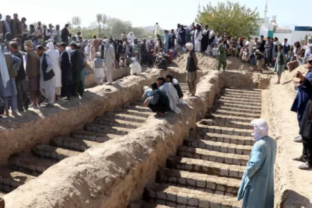 Afganlar Kandahar’daki bir camide yaşanan patlamada hayatını kaybeden kurbanların cenaze törenine katıldı (EPA)