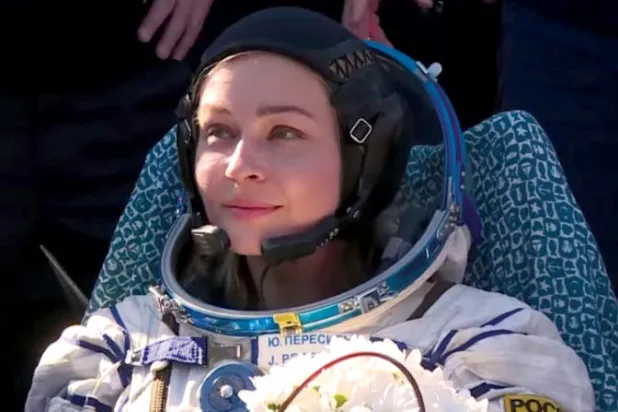 عودة طاقم تصوير أول فيلم في الفضاء