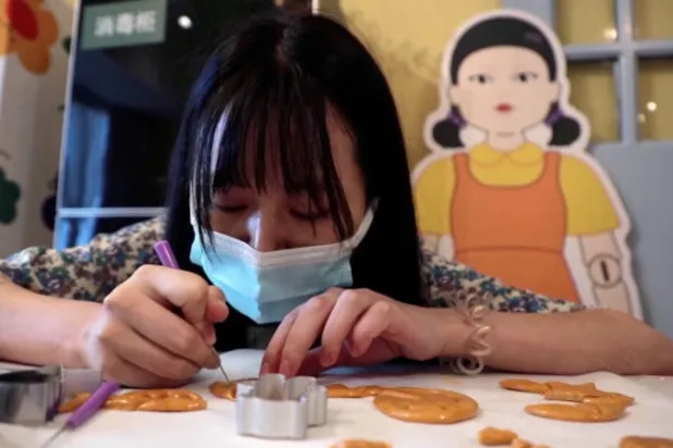 مخبز صيني يطرح تحدياً لصنع الحلوى معتمداً على مسلسل «لعبة الحبار» (صور)