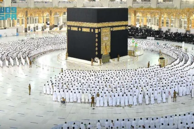 بعد نحو 18 شهراً... إماما الحرمين يصدحان بـ«استووا... تراصّوا» في مشهد مهيب فجراً