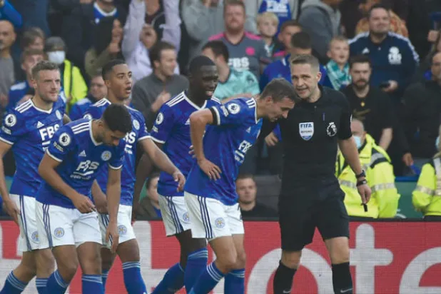 هل فوز ليستر على يونايتد يعود لقوة الفريق أم لضعف المنافس؟ (أ.ب)