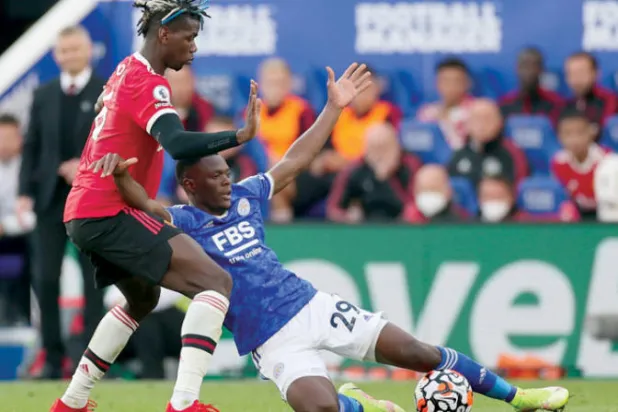 باتسون داكا تألق مع ليستر في المباراة التي سقط فيها يونايتد وهز شباكه (رويترز)