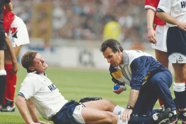 غاسكوين يعالج من إصابة مروعة نتيجة عرقلة متهورة للاعب نوتنغهام فورست تشارليز عام 1991 (غيتي)