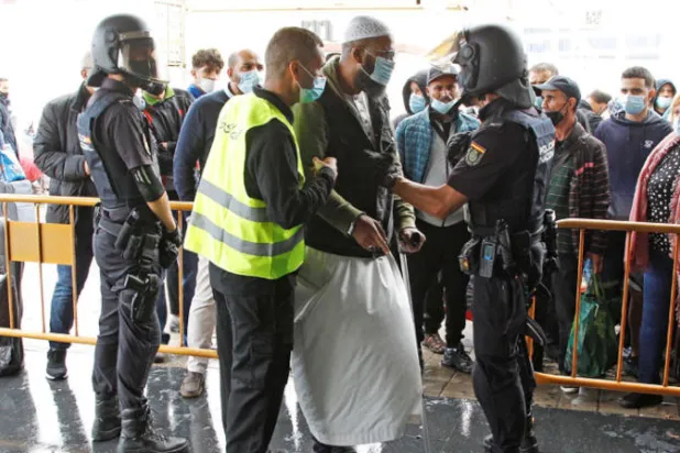 الجزائر ترد على فرنسا بتعريب معاملاتها الوزارية