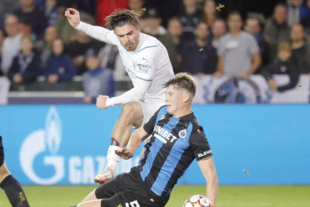 جاك هندري في صراع على الكرة مع لاعب مانشستر سيتي جاك غريليش في دوري الأبطال (إ.ب.أ)