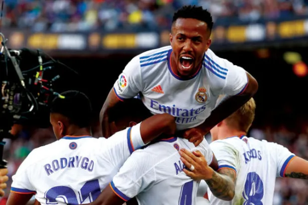 لاعبو ريال منتشون بالفوز على برشلونة في عقر داره (أ.ب)