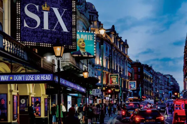 مسارح بريطانيا لم تعد تشترط الكمامة... فهل تنتصر البهجة على الخوف؟