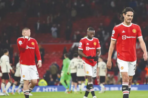 لاعبو يونايتد يجرون أذيال الخيبة بعد الهزيمة المذلة أمام ليفربول (إ.ب.أ)