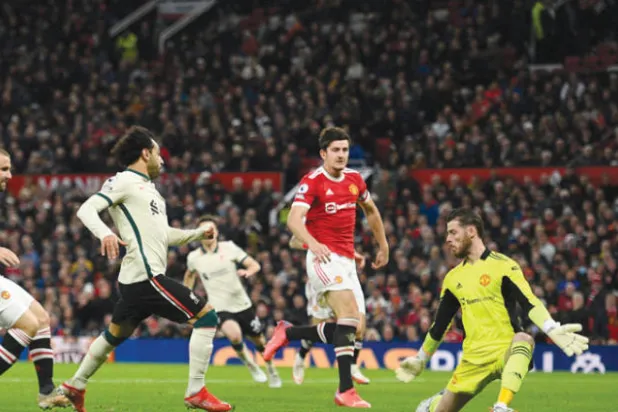 صلاح يسجّل ثالث أهدافه من خماسية ليفربول في مرمى يونايتد (أ.ف.ب)