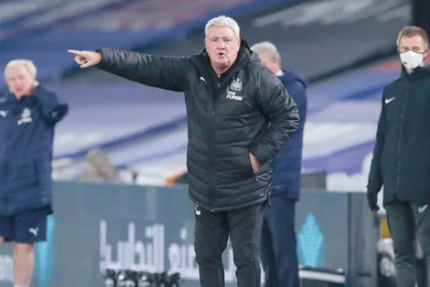 بروس لم يشعر بأنه مقبول من جماهير نيوكاسل منذ اليوم الأول لتعيينه (أ.ب)... وفي الإطار مايك أشلي مالك نيوكاسل السابق (إ.ب.أ)