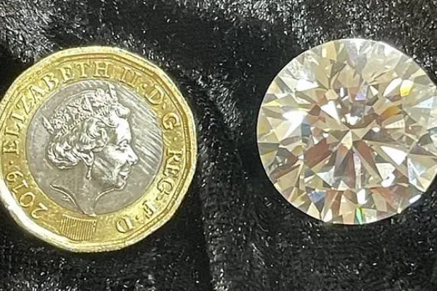 كانت سترميها... بريطانية تعثر على ماسة زنة 34 قيراطاً بقيمة 2.7 مليون دولار