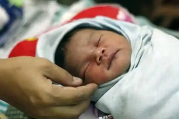 مراهقة هندية تنجب طفلاً بمفردها في المنزل بمساعدة «يوتيوب»