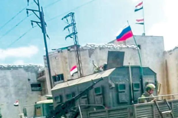 روسيا ترفع علمها جنوب سوريا وقوات النظام تفكك حواجزها
