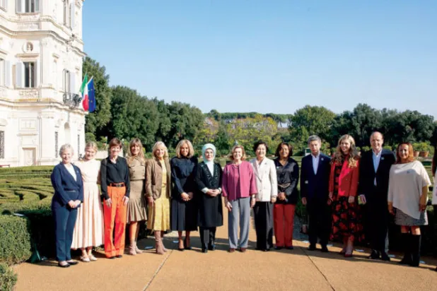 عدد من زوجات قادة من «مجموعة العشرين» في لقطة تذكارية في روما أمس (إ.ب.أ)