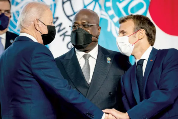 بايدن وماكرون وبينهما رئيس جمهورية الكونغو الديمقراطية (رويترز)