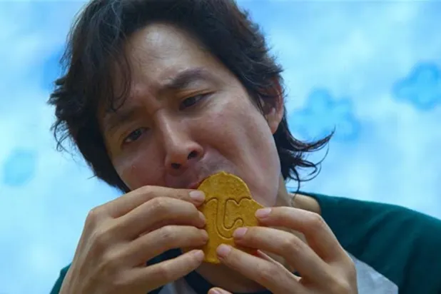 إصابة طفل بحروق مروعة بعد محاولته تقليد تحديات «لعبة الحبار»