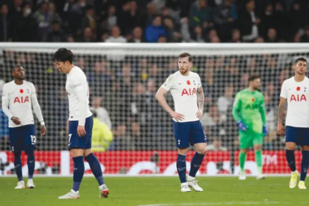 مشهد الانكسار والمعاناة من الخسائر بات مألوفاً في توتنهام (رويترز)