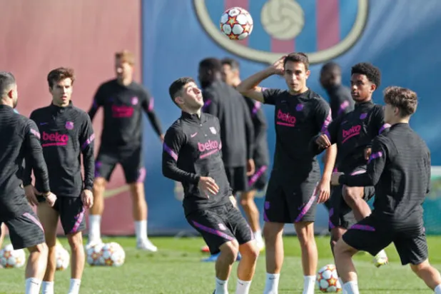 لاعبو برشلونة خلال التدريب على أمل الانتفاضة أمام زينيت (رويترز)