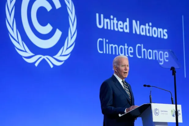 بايدن يلقي كلمته في اليوم الأول من مؤتمر «كوب 26» بغلاسكو أمس (أ.ب)
