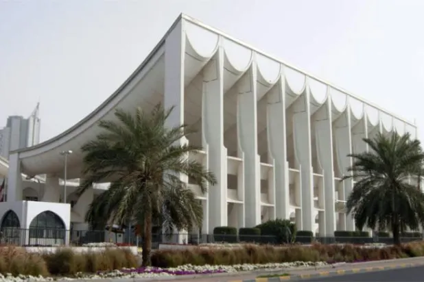 Kuveyt parlamentosu çalışmalarına savunma ve ticaret bakanlarına ait iki gensoru ile başladı