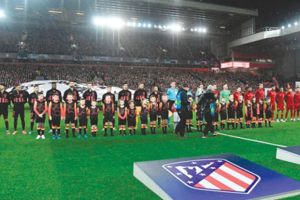لاعبو ليفربول وأتلتيكو مدريد قبل اللقاء الذي دار في أجواء مثيرة للجدل (غيتي)