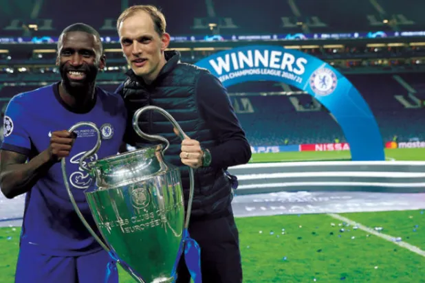 روديغر يحتفل مع مدربه توخيل بتتويج تشيلسي بكأس أبطال أوروبا (غيتي)