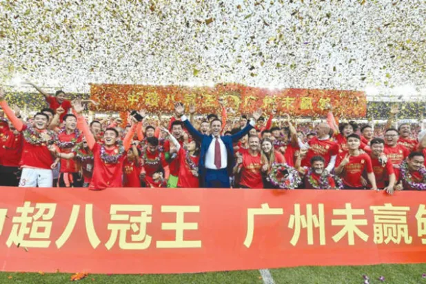 كرة القدم الصينية تفقد جاذبيتها والأندية الغنية تنهار