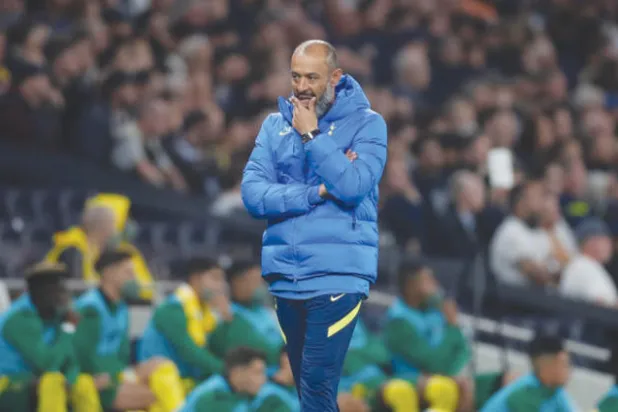 نونو مدرب توتنهام كان يستمع لهتافات الجماهير ضده قبل أن يأتي خبر إقالته (رويترز)