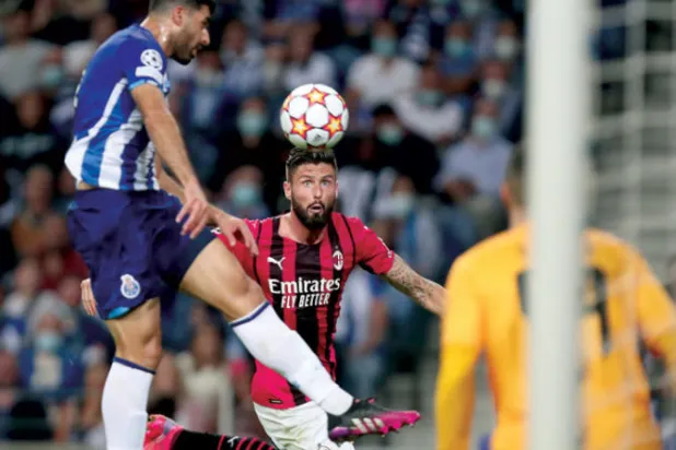 جيرو لاعب إيه سي ميلان أمام مرمى بورتو خلال مباراة بدوري أبطال أوروبا (أ.ب)