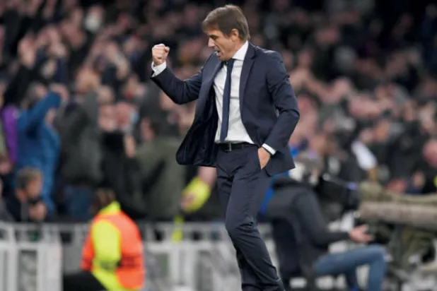 كونتي ظهر متحمساً كعادته في أول ظهور له مع توتنهام أمام فيتيس الهولندي (رويترز)