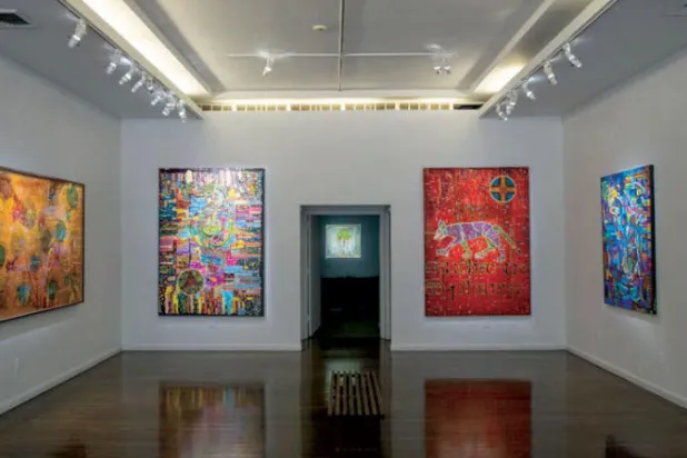 هنتر بايدن... فنان ناشئ معرضه للمدعوين فقط وحارس أمن في استقبالك