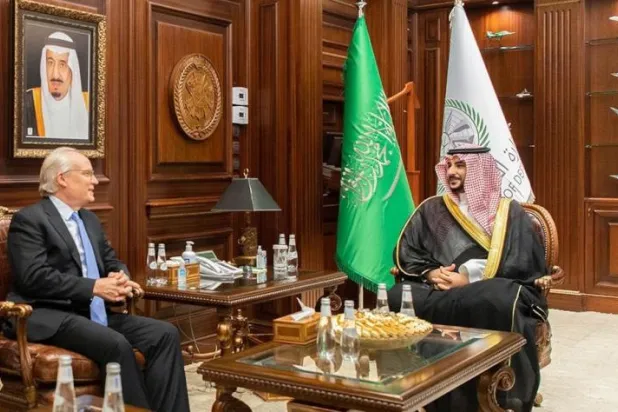 خالد بن سلمان يلتقي المبعوث الأميركي لليمن