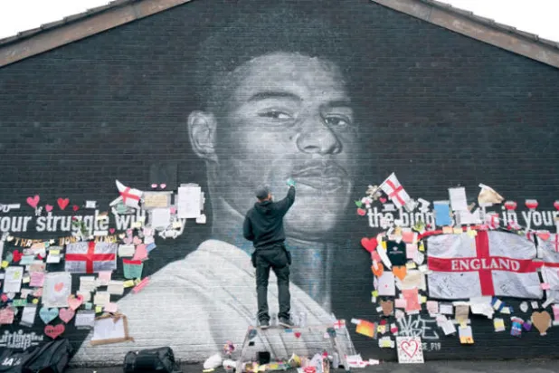 جدارية راشفورد في مانشستر أصبحت صرحاً لرفض التمييز والعنصرية (أ.ب)