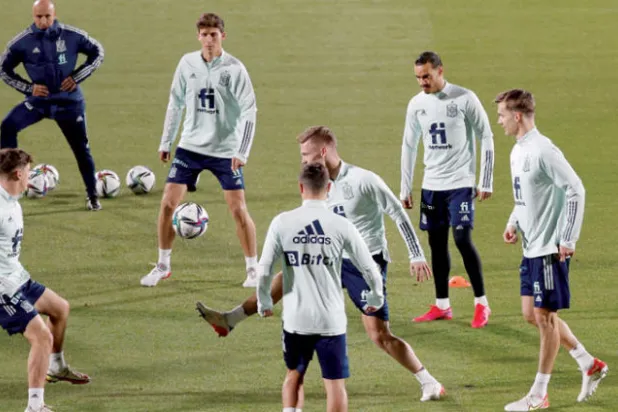 لاعبو المنتخب الإسباني خلال التدريب أمس قبل مواجهة اليونان (إ.ب.أ)