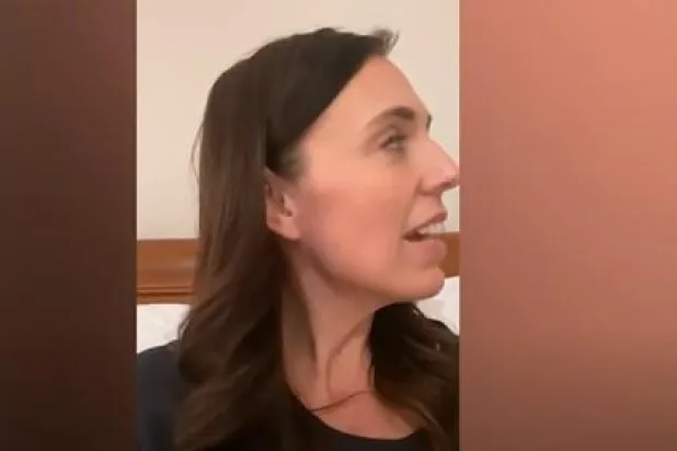 «حان وقت النوم»... طفلة رئيسة وزراء نيوزيلندا تقاطع بثاً مباشراً لوالدتها (فيديو)