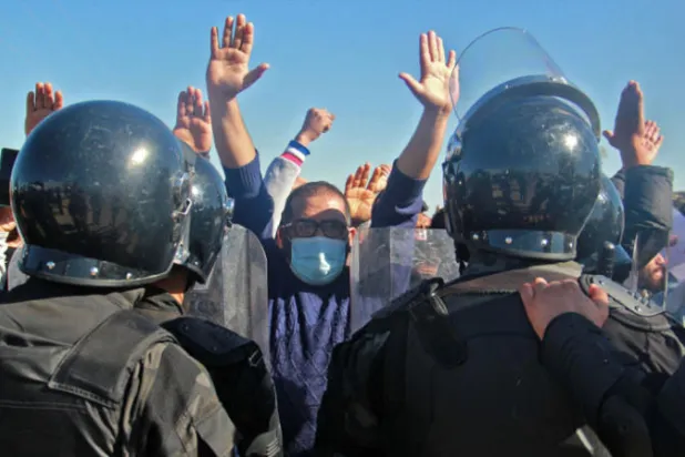تونس: المتظاهرون يواصلون الاحتجاج... وإضراب عام يشل عقارب